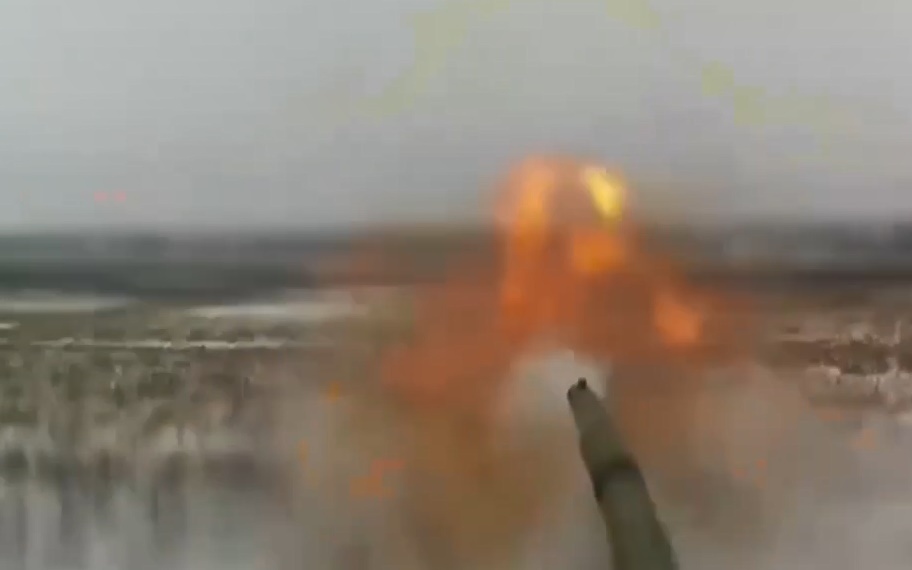 Xe tăng Nga vừa hành tiến vừa nã pháo vào đội hình phòng ngự của Ukraine